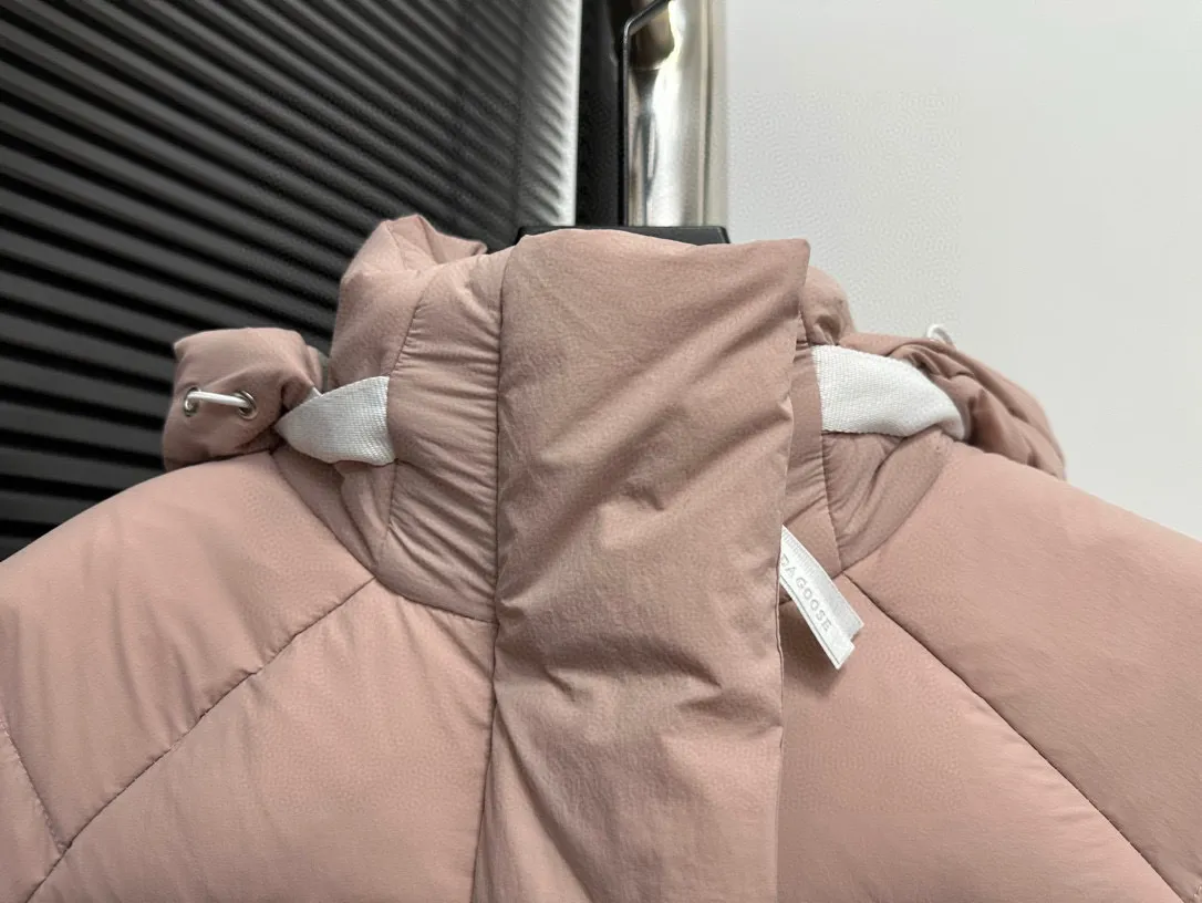 P780 【𝗖𝗔𝗡𝗔𝗗𝗔 𝗚𝗢𝗢𝗦𝗘】Capsule Series Macaron White Label Fabric: Made of soft EnduraLuxe fabric imported from DuPont, CORDURA, USA, which enhances the durability of easy-to-wear parts, is lightweight and durable; the liner is made of 400T anti-velvet gallbladder, which is comfortable, soft and non-velvet. : Equipped with a detachable hood, which can be adjusted in two directions, and is also filled with down, which brings greater softness and wrapping around the head and neck, and is full of warmth. This parka features white trim on the back and sides, and the hardware locks are all original and custom-made to match the muted fabric color. Goose label: The official website’s new series of silicone material labels, non-embroidery labels. Length: Fit hip-length. Size: XS-L